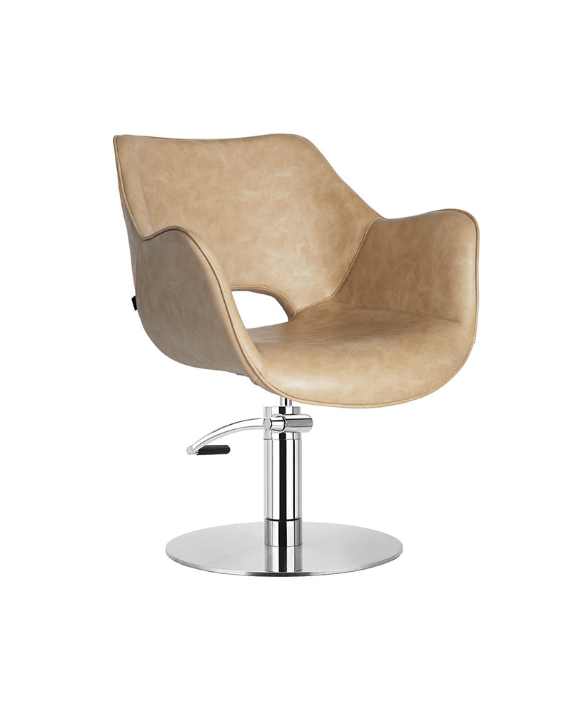 Chloe Sand beige frisørstol fra Comfortel med krom pladefod, frisørsalon og salonmøbler